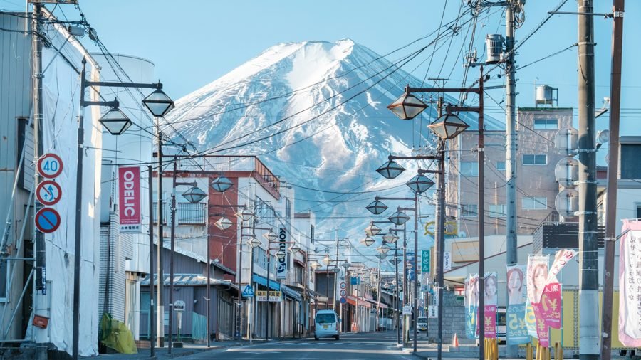 Cidade de Fujiyoshida com Fuji ao fundo